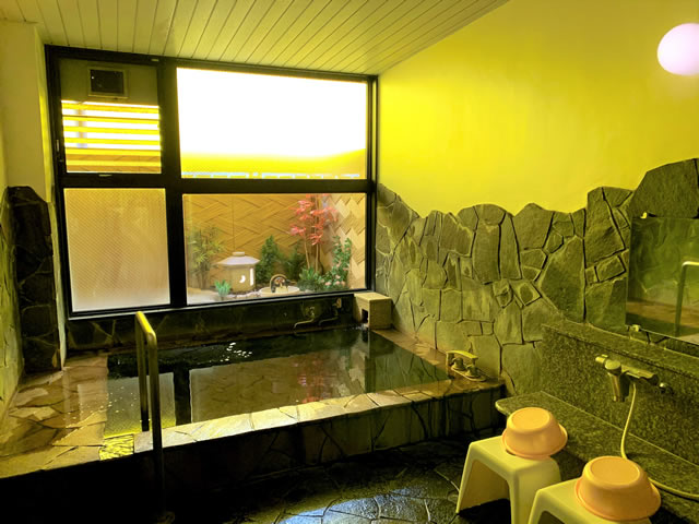 家族風呂・露天風呂なら大分県大分市の天然温泉「アサヒ温泉」がおすすめ！ 石の湯写真