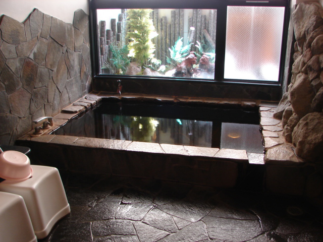 家族風呂・露天風呂なら大分県大分市の天然温泉「アサヒ温泉」がおすすめ！ 岩の湯写真